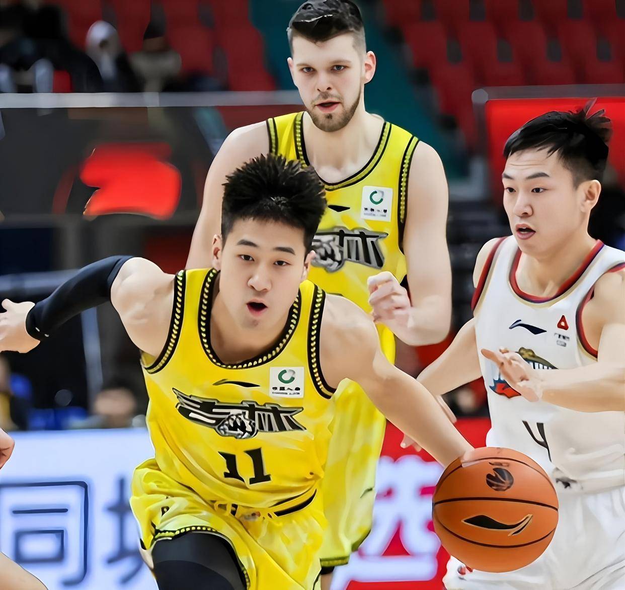 爱游戏APP下载-广厦男篮遗憾出局备战欧联巴塞罗那集结日再遭质疑，东契奇在老鹰比赛中官方发布新规直接炸裂